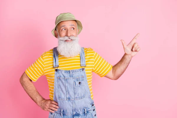 Portrait Attractive Cheerful Bearded Man Demonstrating Copy Space Avdert Isolated — Stockfoto