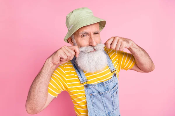 Portret Van Aantrekkelijke Koele Funky Baardman Aanraken Baard Geïsoleerd Roze — Stockfoto