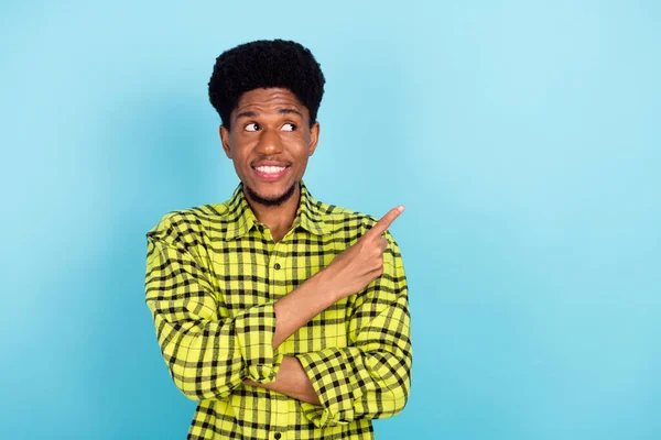 Photo Cheerful Positive Curious Afro American Man Point Finger Empty — Stockfoto