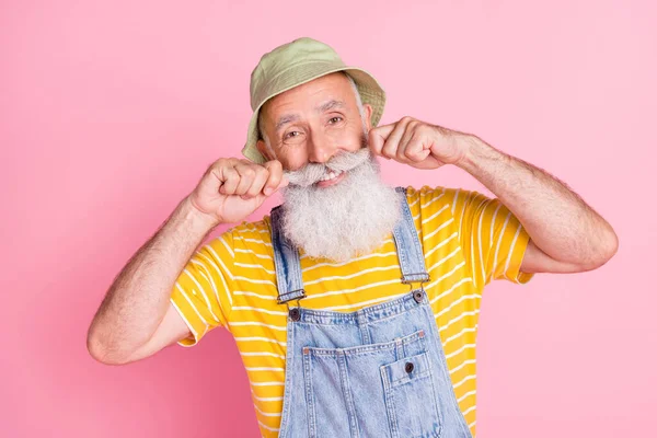 Portret Van Aantrekkelijke Vrolijke Funky Man Aanraken Baard Goed Humeur — Stockfoto