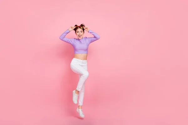全长体形吸引人的欢快瘦小的女孩跳跃 在粉红色的彩色背景上享受着独立的乐趣 — 图库照片
