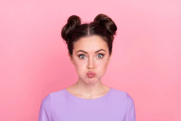 Çekici Komik Kızın Portresi Yanakları Üflüyor Pembe Renkli Arka Planda — Stok fotoğraf