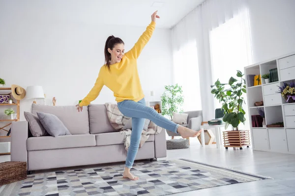 Retrato Tamaño Completo Persona Satisfecha Muy Alegre Bailando Casa Sala — Foto de Stock