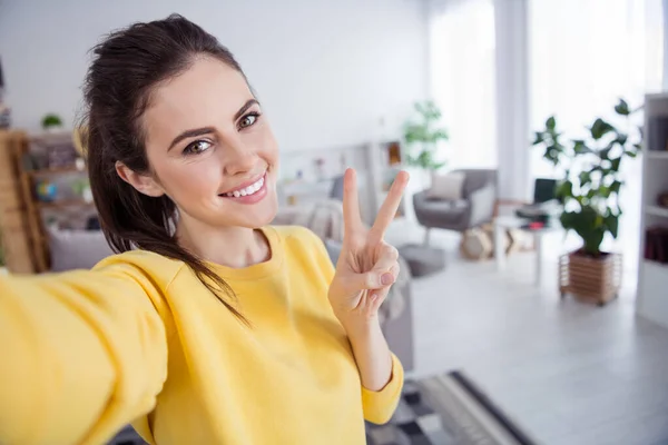 Autorretrato Atractiva Chica Pelo Castaño Alegre Mostrando Signo Descanso Pasar — Foto de Stock