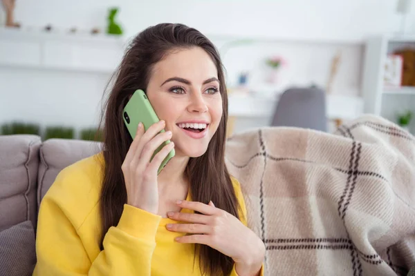 Portrait Attractive Cheerful Girl Sitting Divan Talking Phone Best Friend — Stock fotografie