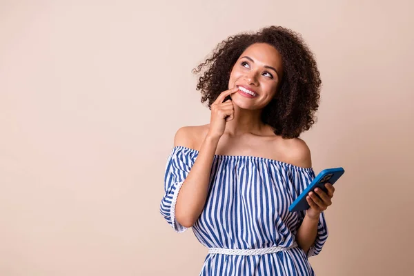 Foto Van Charmante Vrolijke Meisje Houden Telefoon Vinger Aanraking Lip — Stockfoto