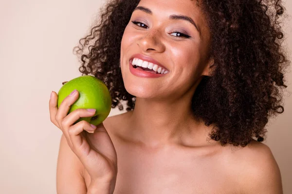 Photo Cheerful Sweet Lady Wear Nothing Enjoying Juicy Fruit Smiling — Foto de Stock