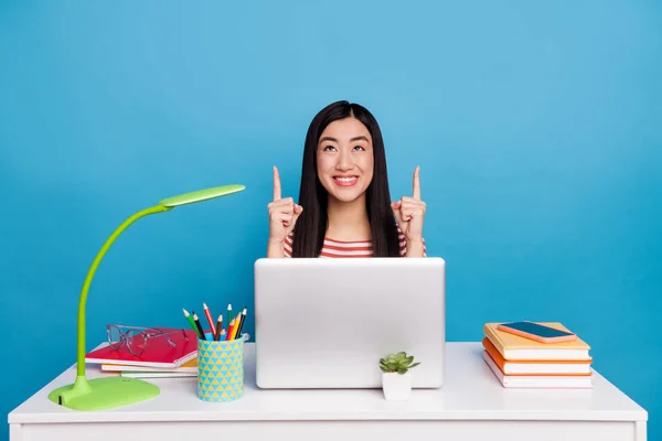 Foto Menina Encantadora Alegre Olhar Dedos Diretos Para Cima Espaço — Fotografia de Stock