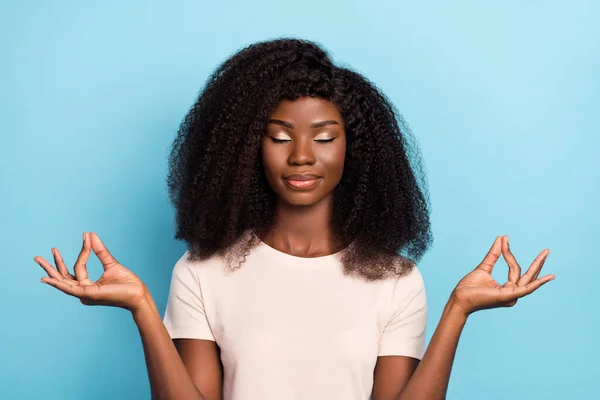 Photo Calm Focused Young Lady Closed Eyes Hands Fingers Meditate — Stock Photo, Image