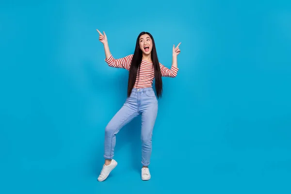 Foto Longitud Completa Señora Divertida Impresionada Vestida Camisa Roja Bailando — Foto de Stock