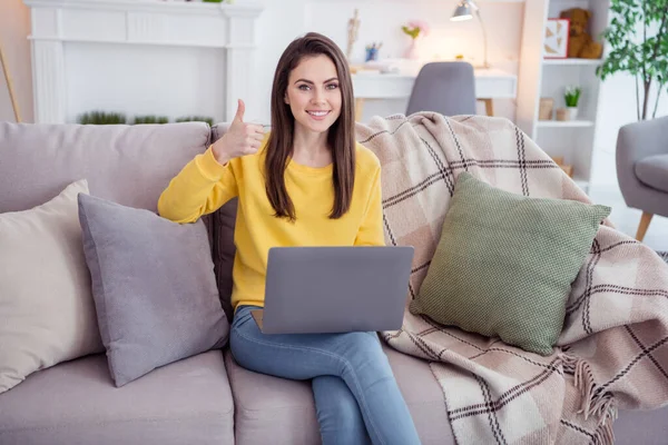 Porträtt Attraktiv Trendig Glad Flicka Med Hjälp Laptop Visar Tummen — Stockfoto