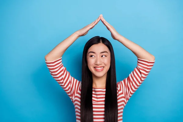 Photo Attractive Cheerful Thai Lady Hands Make Roof Head Look —  Fotos de Stock