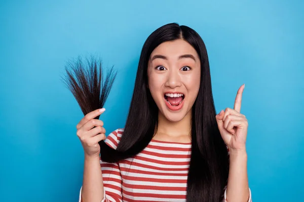 Foto Muchacha Bastante Indonesia Llena Alegría Sostenimiento Dedo Demostrar Pelo —  Fotos de Stock