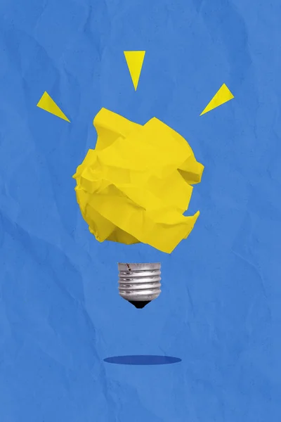 画电灯 黄纸灯泡 隔离蓝漆背景的专用最小杂志草图图像 — 图库照片