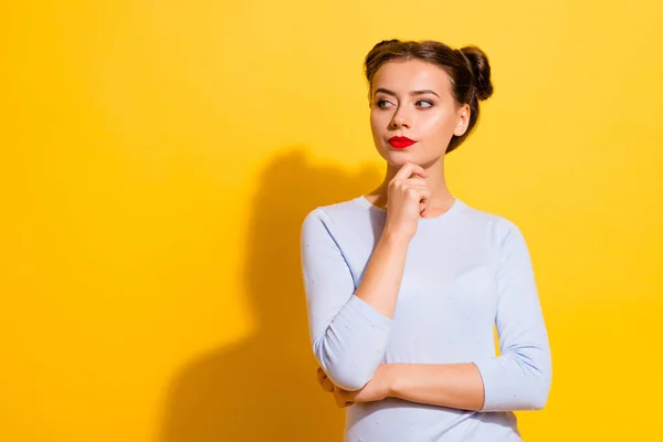 Foto Una Joven Mujer Negocios Inteligente Buscar Espacio Blanco Considerar — Foto de Stock