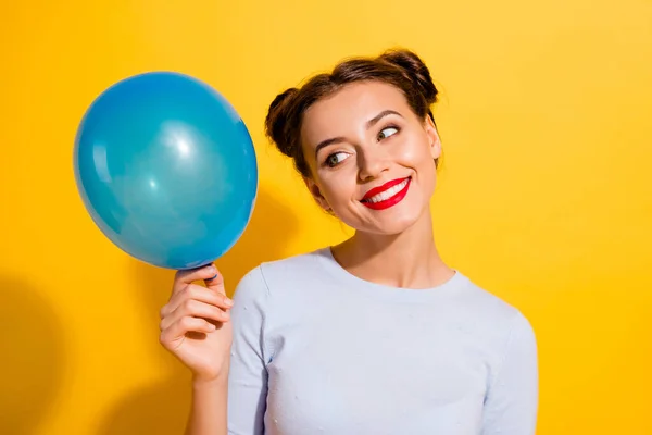 Foto Dama Dulce Ensueño Usar Manga Larga Sosteniendo Mirando Azul —  Fotos de Stock