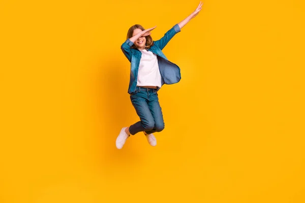 Полнометражное Фото Активного Человека Прыгающего Руками Окрашенного Желтый Цвет — стоковое фото