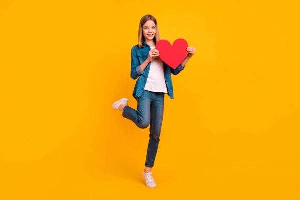 Foto Tamanho Completo Linda Menina Doce Segurar Papel Vermelho Símbolo — Fotografia de Stock