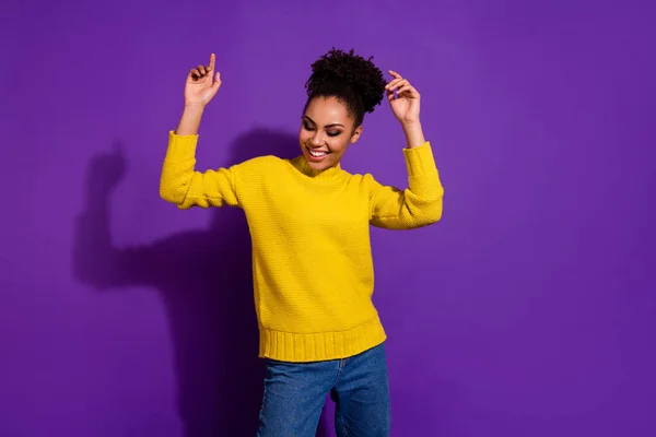 Foto Van Vrolijke Positieve Meisje Genieten Van Dansen Clubbing Besteden — Stockfoto