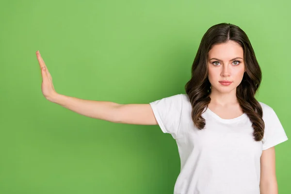 Foto Von Ernsten Hübschen Frau Gekleidet Weißes Shirt Zeigt Handfläche — Stockfoto