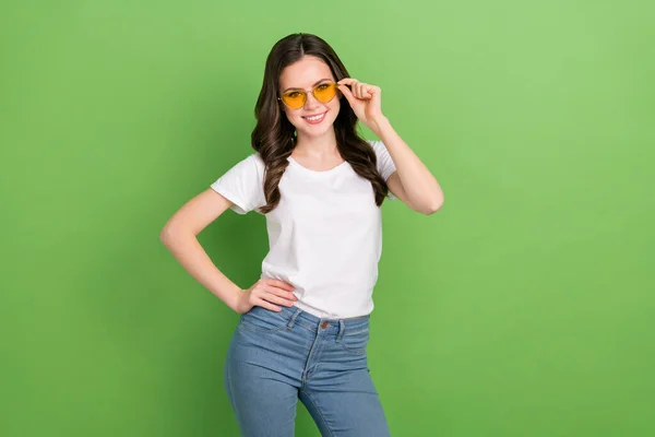 Foto Doce Mulher Bonito Vestido Branco Shirt Braço Escuro Óculos — Fotografia de Stock