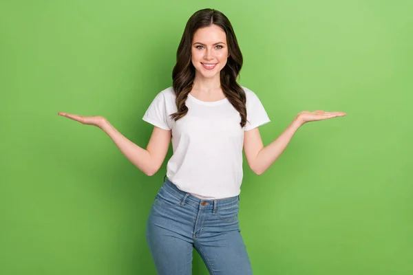 Foto Mulher Brilhante Doce Vestido Shirt Branca Comparando Braços Espaço — Fotografia de Stock