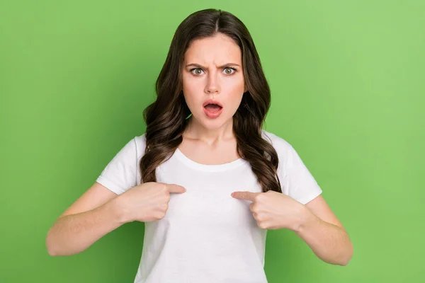 Photo Pretty Shocked Woman Dressed White Shirt Pointing Fingers Herself — Foto de Stock