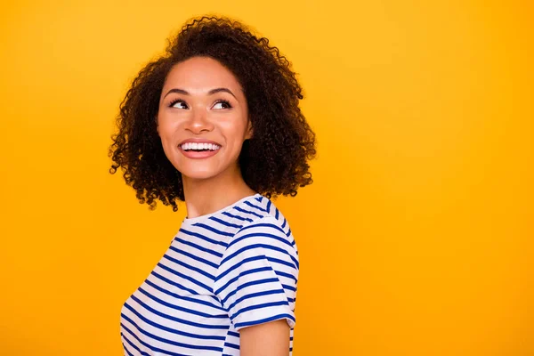 Foto Menina Bonita Doce Vestida Shirt Listrada Olhando Para Trás — Fotografia de Stock