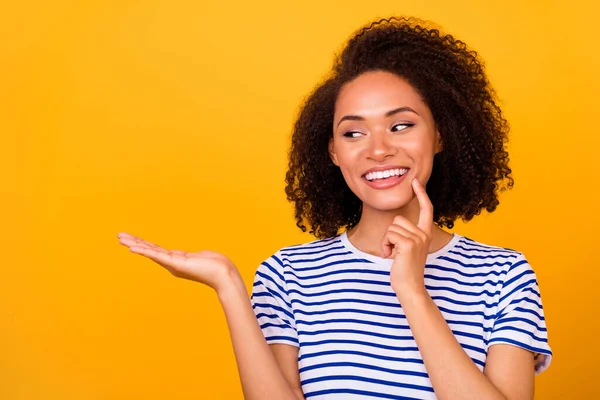 Retrato Atractiva Persona Alegre Dedo Toque Barbilla Brazo Mantenga Espacio — Foto de Stock