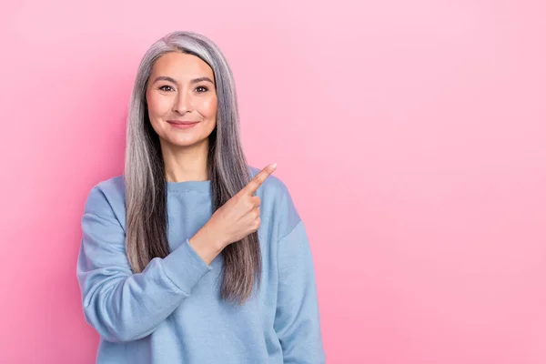 Photo Charming Pretty Retired Woman Blue Sweater Smiling Pointing Empty — Foto Stock