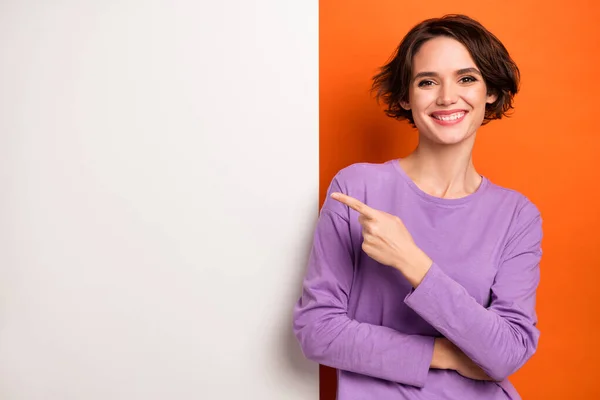 Photo Excited Sweet Girl Dressed Purple Pullover Pointing White Placard — ストック写真