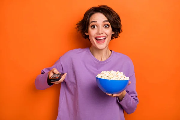 Photo Astonished Positive Lady Hold Popcorn Plate Remote Control Switch — Stock Photo, Image