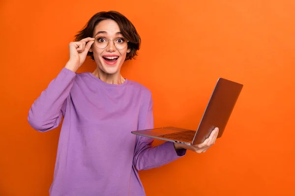 Photo Pretty Impressed Girl Dressed Purple Pullover Eyewear Working Modern — Foto de Stock