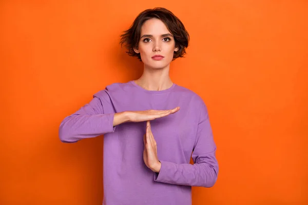 Photo Calm Focused Lady Hands Demonstrate Timeout Symbol Isolated Orange — Stockfoto