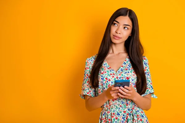 Photo Adorable Young Female Blogger Holding Smartphone Look Blank Space — Stockfoto