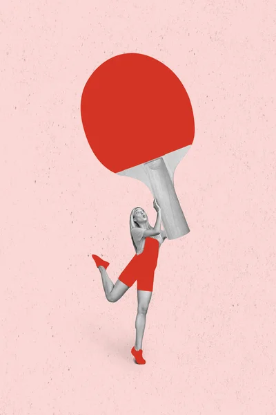 独家画杂志素描画的女主角扮演巨大的乒乓球球拍孤零零的粉红背景 — 图库照片