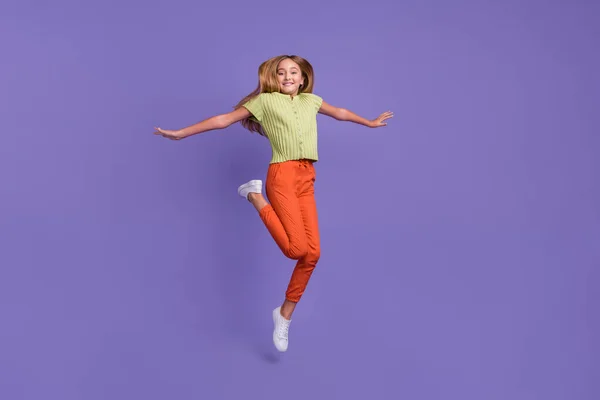 Фотография Тела Приятного Веселого Человека Прыгающего Весело Хорошим Настроением Фиолетовом — стоковое фото