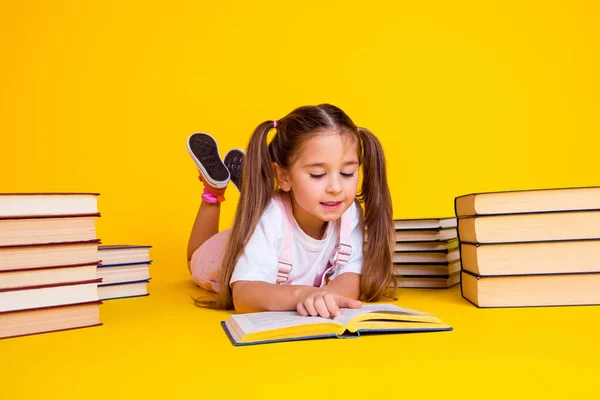 Photo Adorable Busy Preschool Lady Dressed Pink Clothes Reading Fairytale — ストック写真