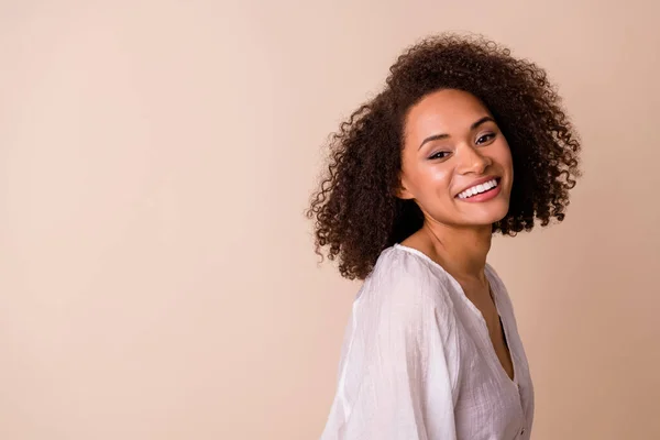 Profilfoto Von Netten Positiven Jungen Dame Zahm Strahlend Lächeln Leeren — Stockfoto