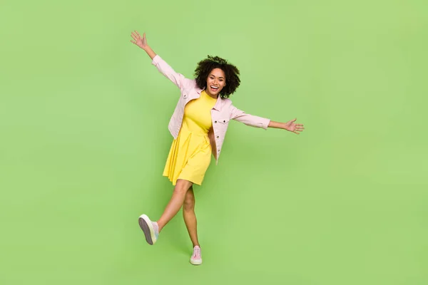 Full Size Foto Van Goed Humeur Charmante Vrouw Dansen Ontspannen — Stockfoto