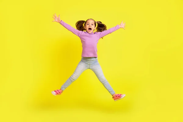 Plná Velikost Fotografie Vzrušeného Školního Dítěte Skok Vysoká Pohybující Křik — Stock fotografie