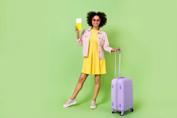 Full Size Portret Pozytywnej Dziewczyny Posiadają Bilety Check Airport Bag — Zdjęcie stockowe