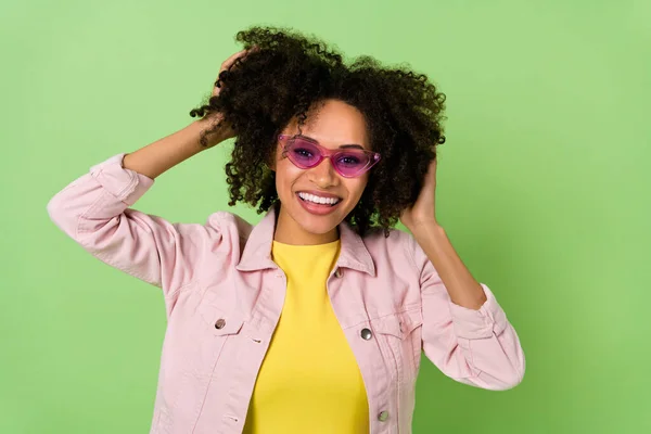 Retrato Muito Adorável Senhora Mãos Toque Cabelo Dente Sorriso Isolado — Fotografia de Stock