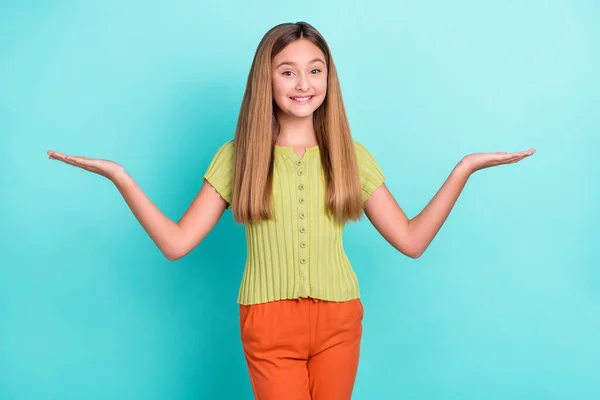 Retrato Positivo Amigável Menina Braços Palmas Segurar Demonstrar Vazio Espaço — Fotografia de Stock