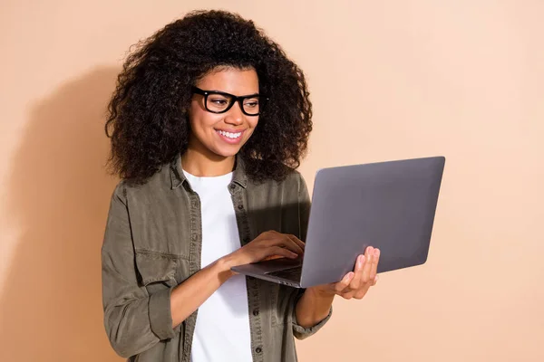 Foto Giovane Abbastanza Africano Signora Tipo Lettera Rapporto Laptop Rappresentante — Foto Stock