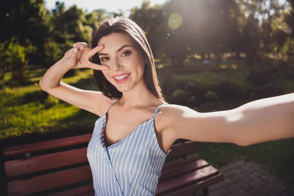 Photo Cute Cheerful Lovely Brown Hair Girl Take Selfie Traveling — Fotografia de Stock