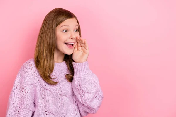 Πορτρέτο Του Ελκυστικό Χαρούμενο Κορίτσι Λέγοντας Ειδήσεις Διαφήμιση Promo Χώρο — Φωτογραφία Αρχείου