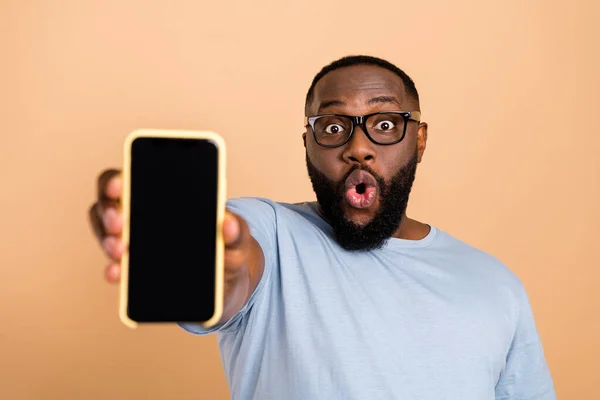 Photo Impressed Young Beard Guy Show Telephone Wear Eyewear Blue — Stok fotoğraf