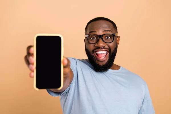 Photo Hooray Millennial Beard Guy Show Telephone Wear Spectacles Blue — Stok fotoğraf