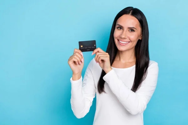 Photo Young Cheerful Lady Promoter Hold Credit Card Salary Profit — Stockfoto